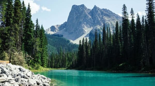 https://www.discovercanadatours.com/wp-content/uploads/2022/05/Gorgeous-Lakes-Western-Canada-600x335.jpg
