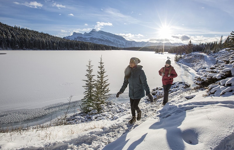 https://www.discovercanadatours.com/wp-content/uploads/2022/05/©BanffLakeLouiseTourism-NoelHendrickson-2JackLake-WinterRockies.jpg