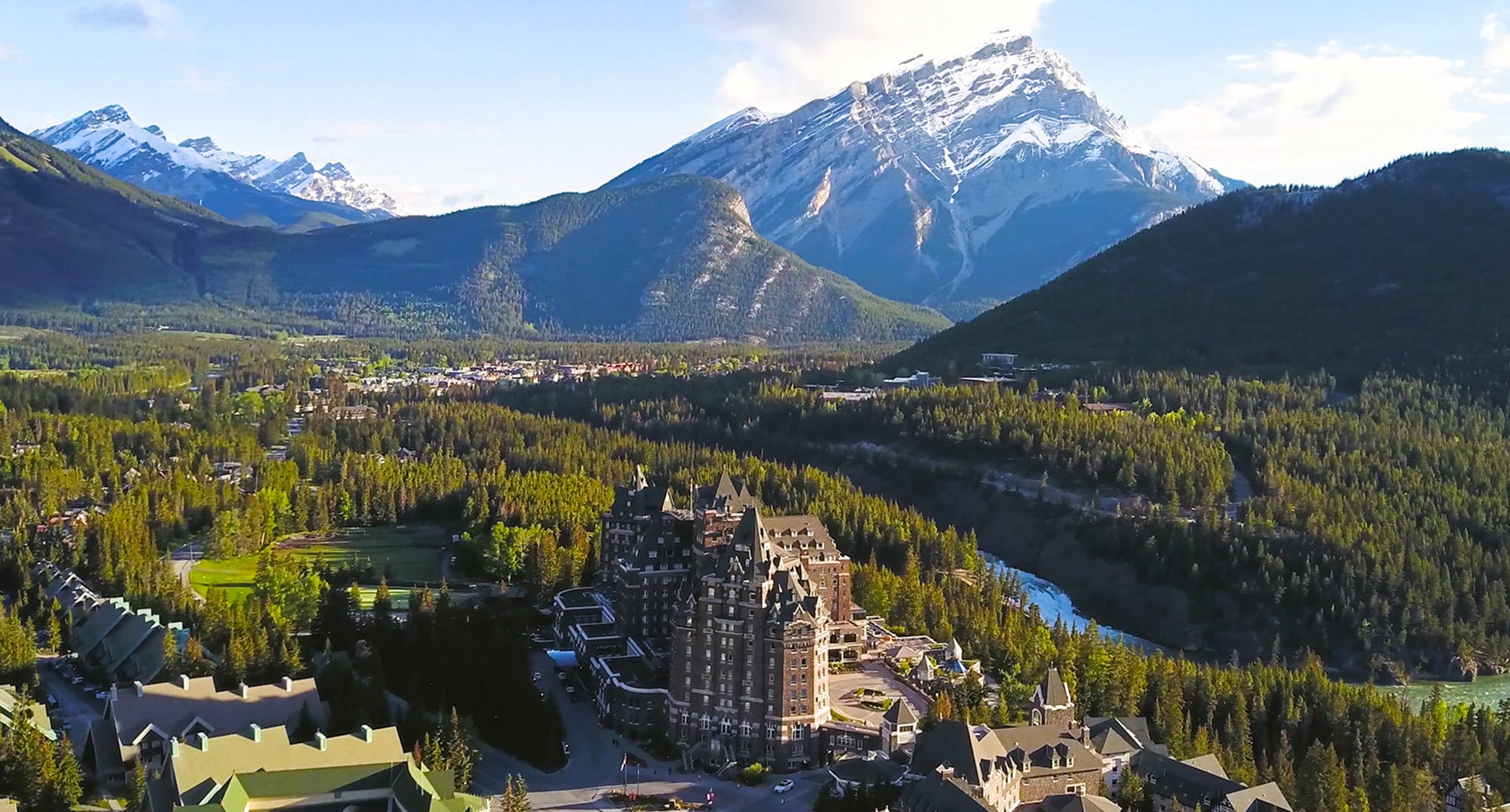 https://www.discovercanadatours.com/wp-content/uploads/2022/05/©DCT-EltonHubner-BanffHotSpringsHotel.jpg