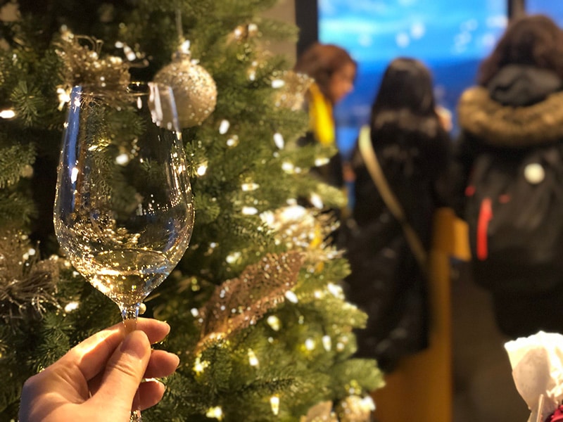 https://www.discovercanadatours.com/wp-content/uploads/2022/05/©DCT-WineTasting-Christmas.jpg