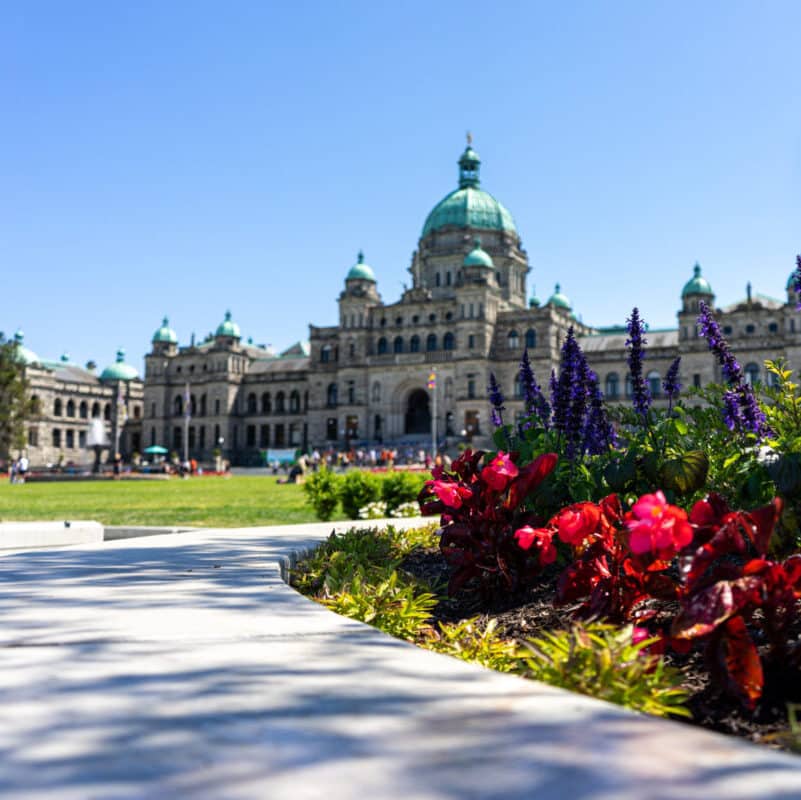 https://www.discovercanadatours.com/wp-content/uploads/2022/05/©Lisanne_Smeele_Victoria_SightSeeing-9-scaled-e1657565123712.jpg