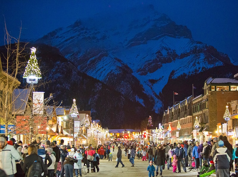 https://www.discovercanadatours.com/wp-content/uploads/2022/05/©TravelAlberta-BanffAve-ChristmasRockies.jpg