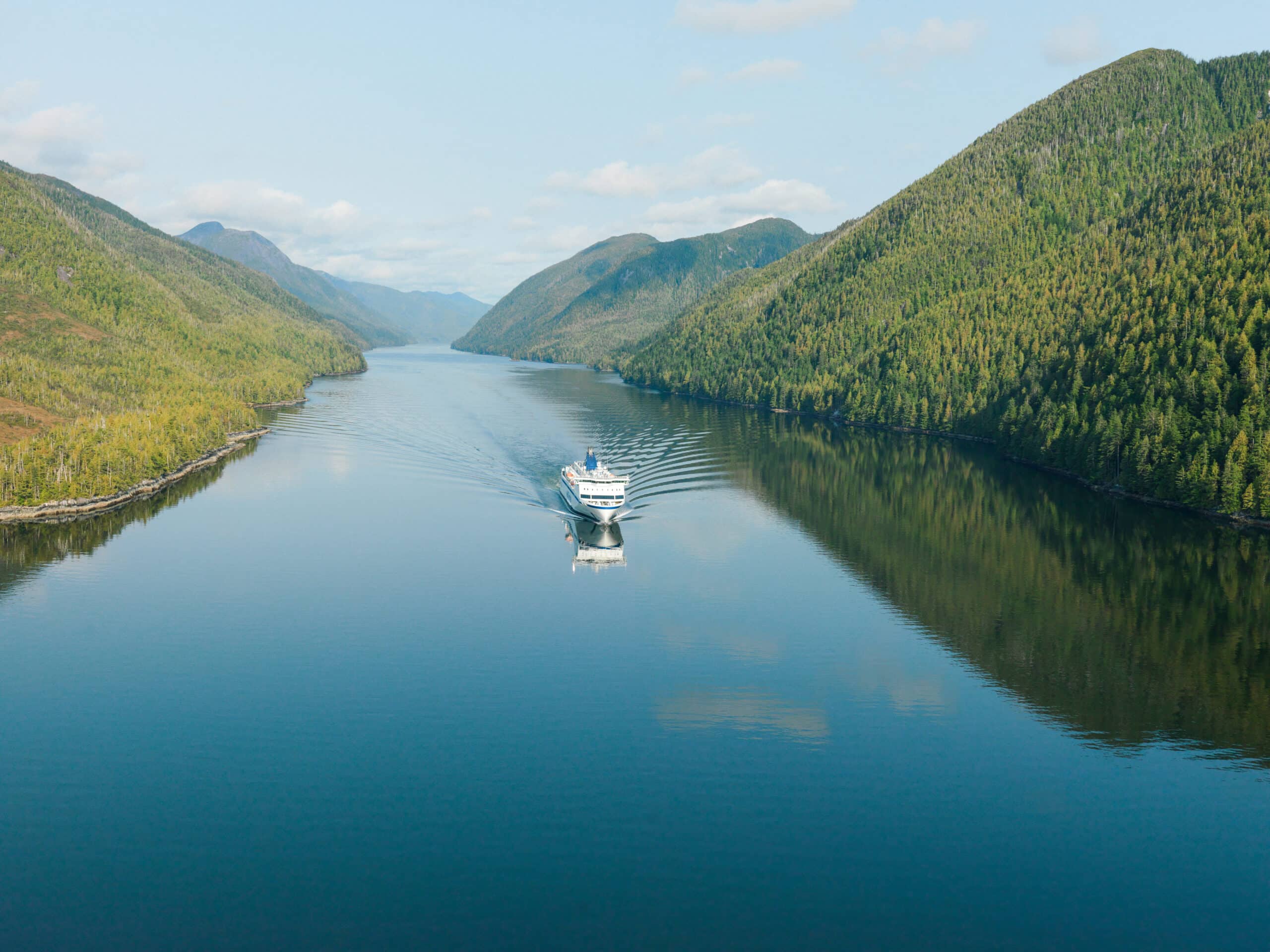 https://www.discovercanadatours.com/wp-content/uploads/2022/06/BCFerries-©KentKallberg-InsidePassage_Edits_1_of_3_-1-scaled.jpg