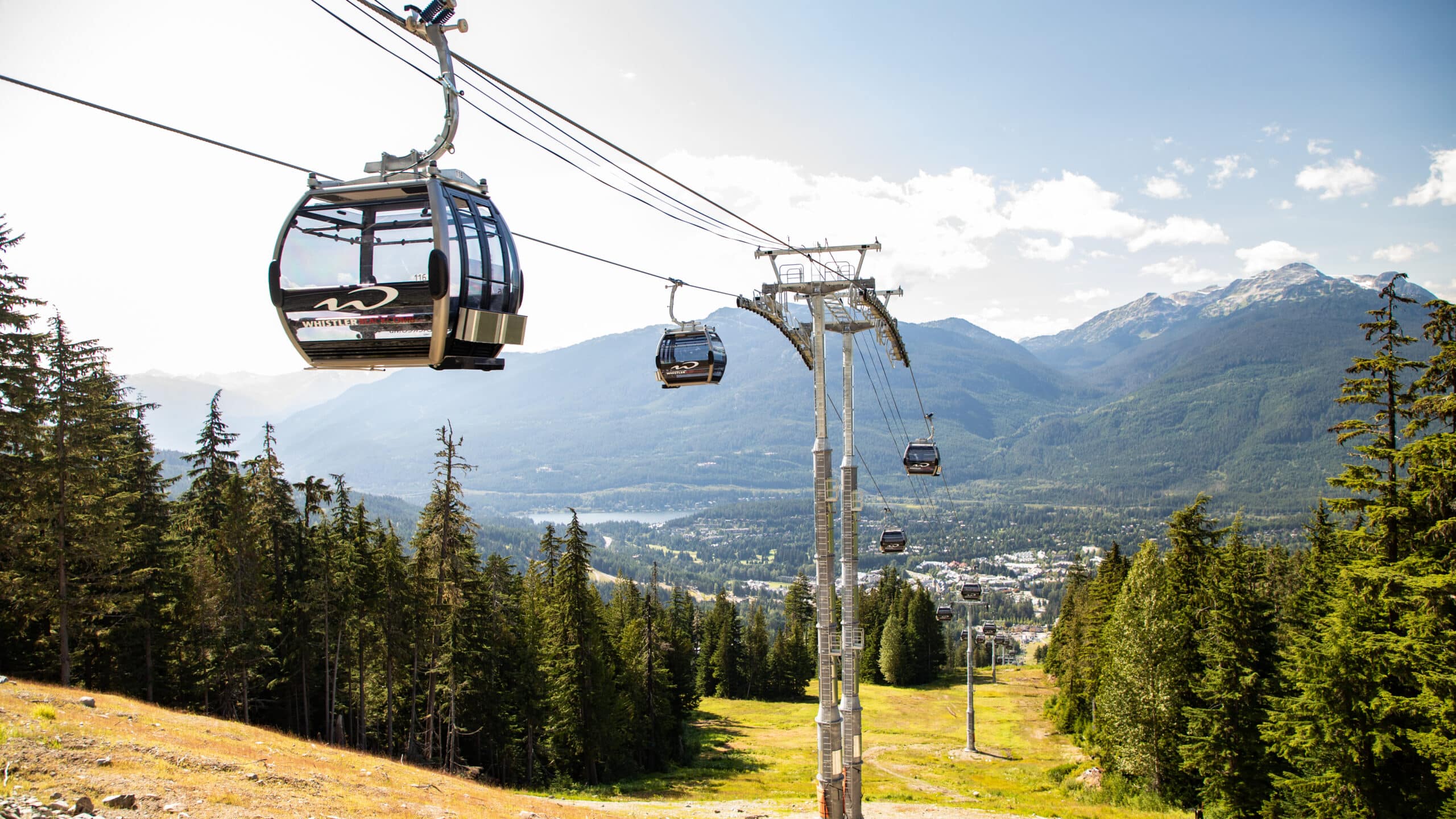 https://www.discovercanadatours.com/wp-content/uploads/2022/06/Gondola-scaled.jpg