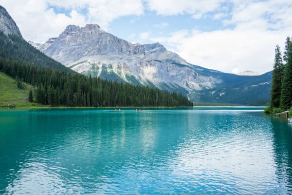 https://www.discovercanadatours.com/wp-content/uploads/2022/06/LisanneSmeele-EmeraldLake-1-600x400.jpg