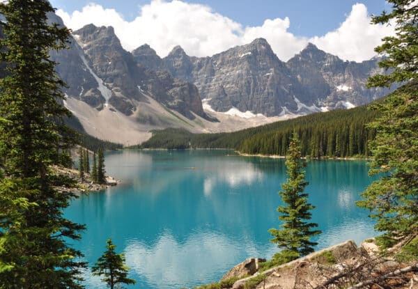 https://www.discovercanadatours.com/wp-content/uploads/2022/06/Moraine_Lake_4-600x415.jpg