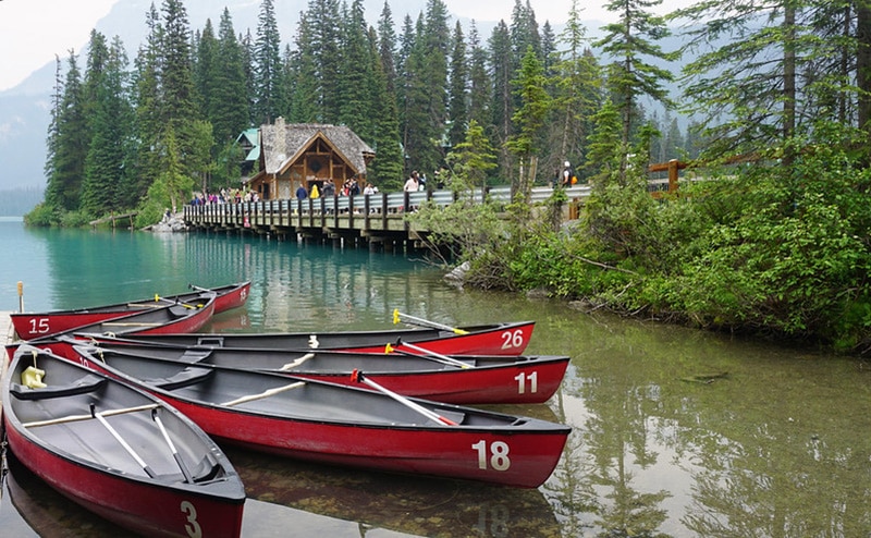 https://www.discovercanadatours.com/wp-content/uploads/2022/06/©DCT-AliciaLuna-EmeraldLakeCanoes.jpg