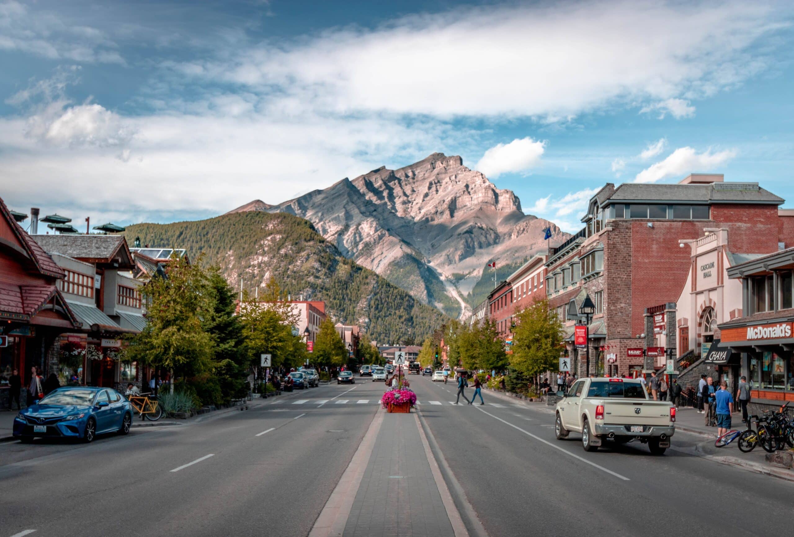 https://www.discovercanadatours.com/wp-content/uploads/2022/07/Banff1-scaled.jpg