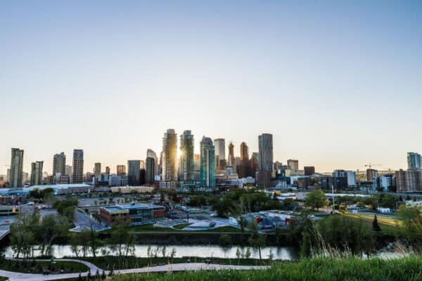 https://www.discovercanadatours.com/wp-content/uploads/2022/07/Calgary2-1-600x400.jpg