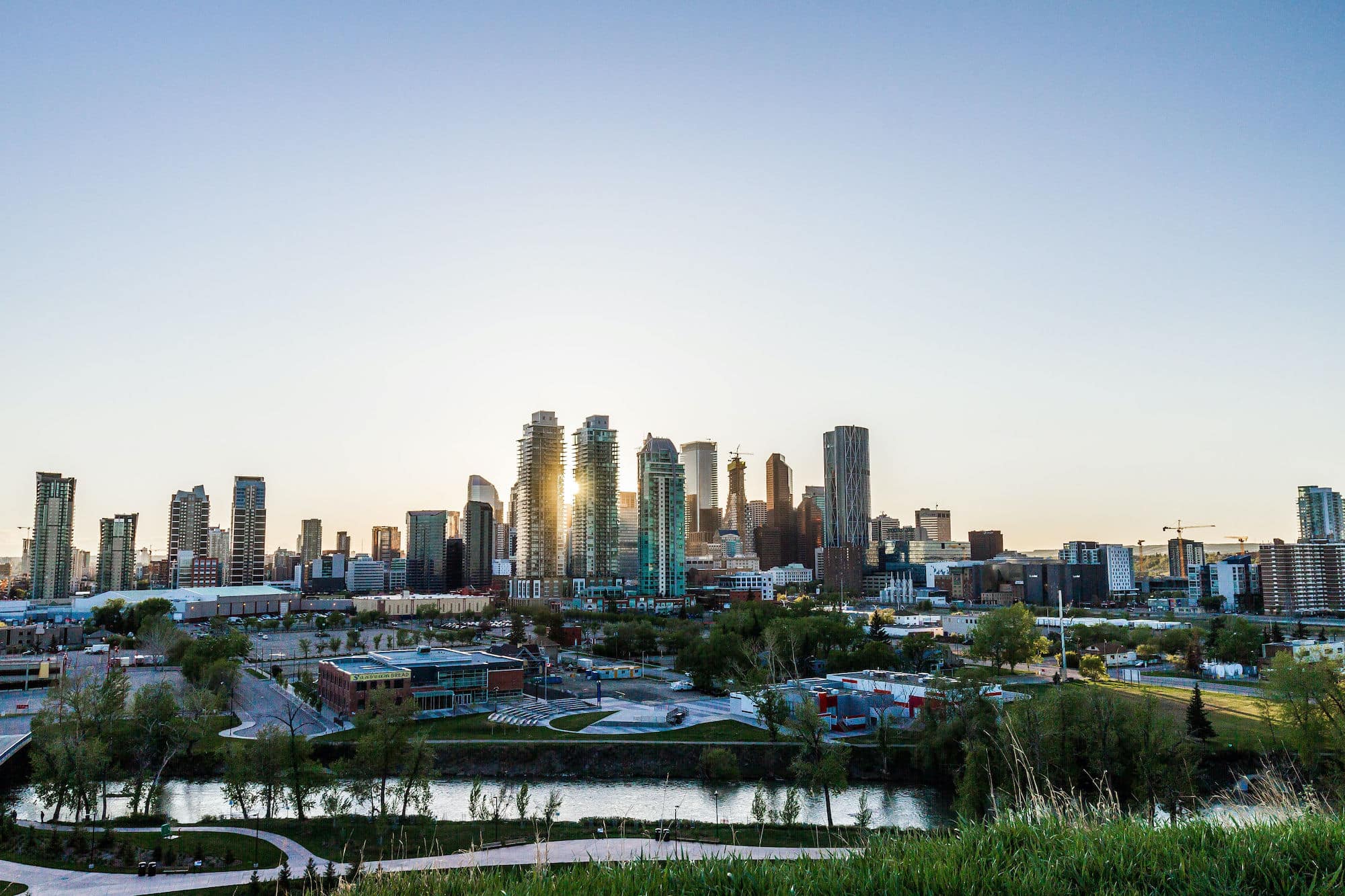 https://www.discovercanadatours.com/wp-content/uploads/2022/07/Calgary2-1.jpg