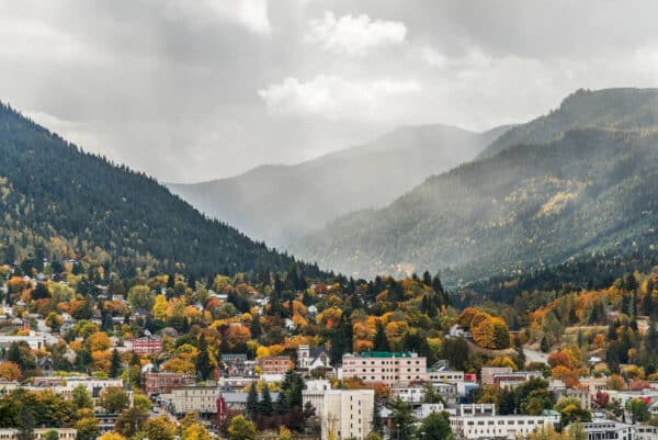 https://www.discovercanadatours.com/wp-content/uploads/2022/07/DestinationBC-KariMedig-600x401.jpg