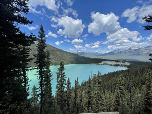 https://www.discovercanadatours.com/wp-content/uploads/2022/07/LakeLouise3-600x450.jpg