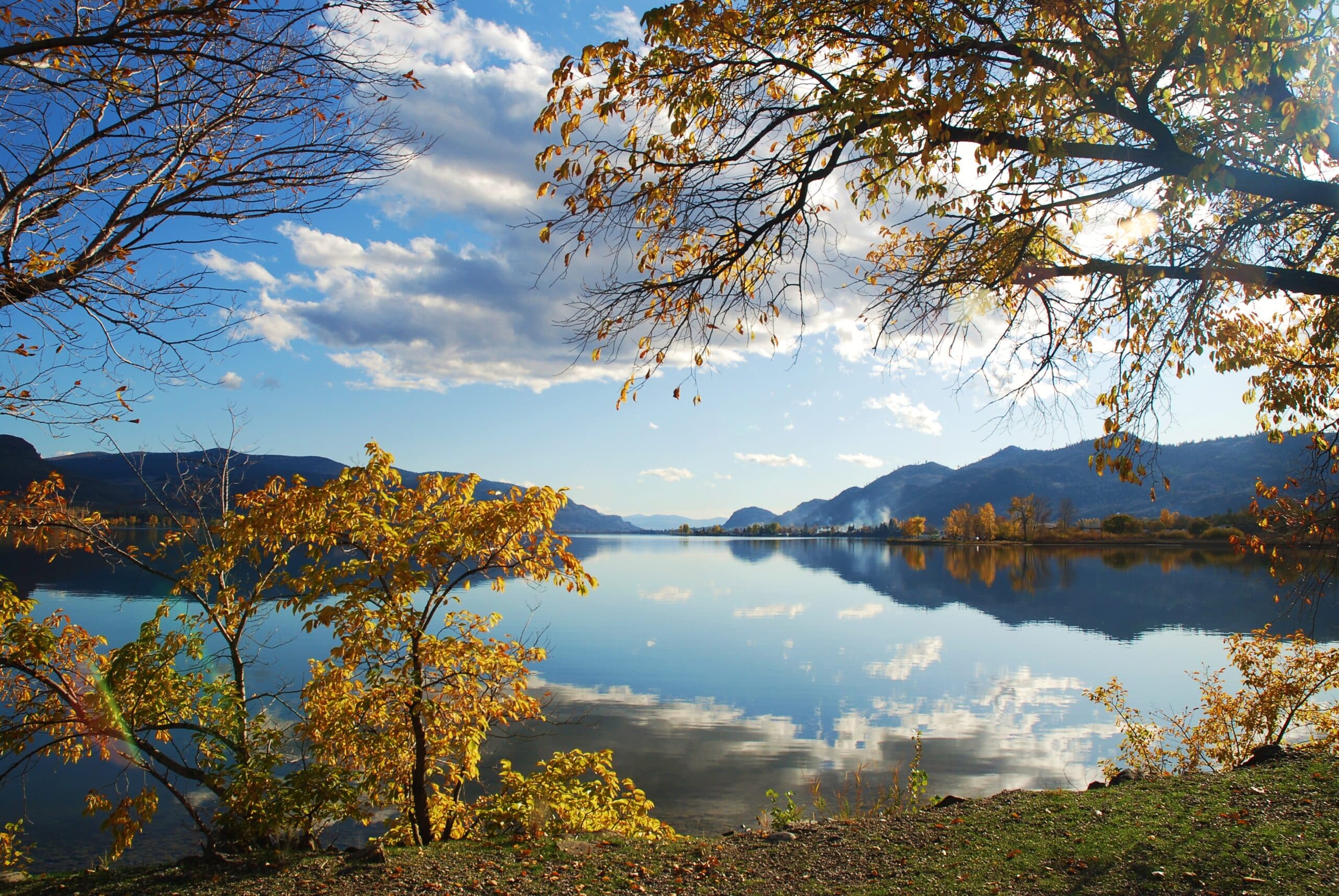 https://www.discovercanadatours.com/wp-content/uploads/2022/07/OSOYOOS-FALL-PHOTOS-HR-025-scaled.jpg