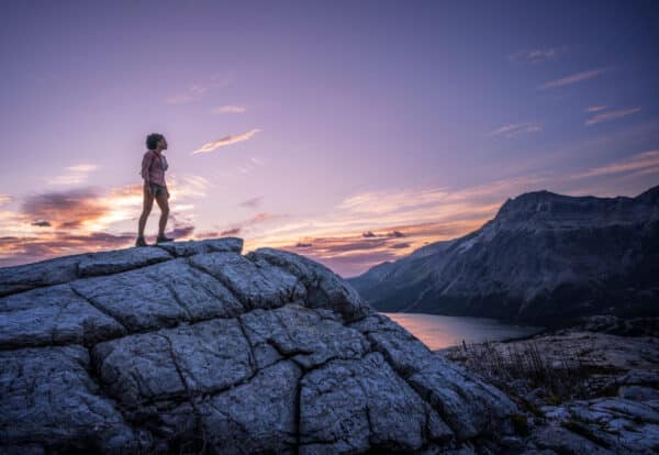 https://www.discovercanadatours.com/wp-content/uploads/2022/07/Waterton_DestinationTravelAlberta14-scaled-e1657142807252-600x414.jpg