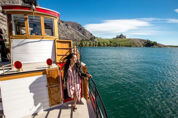 https://www.discovercanadatours.com/wp-content/uploads/2022/07/Waterton_DestinationTravelAlberta2-600x400.jpg