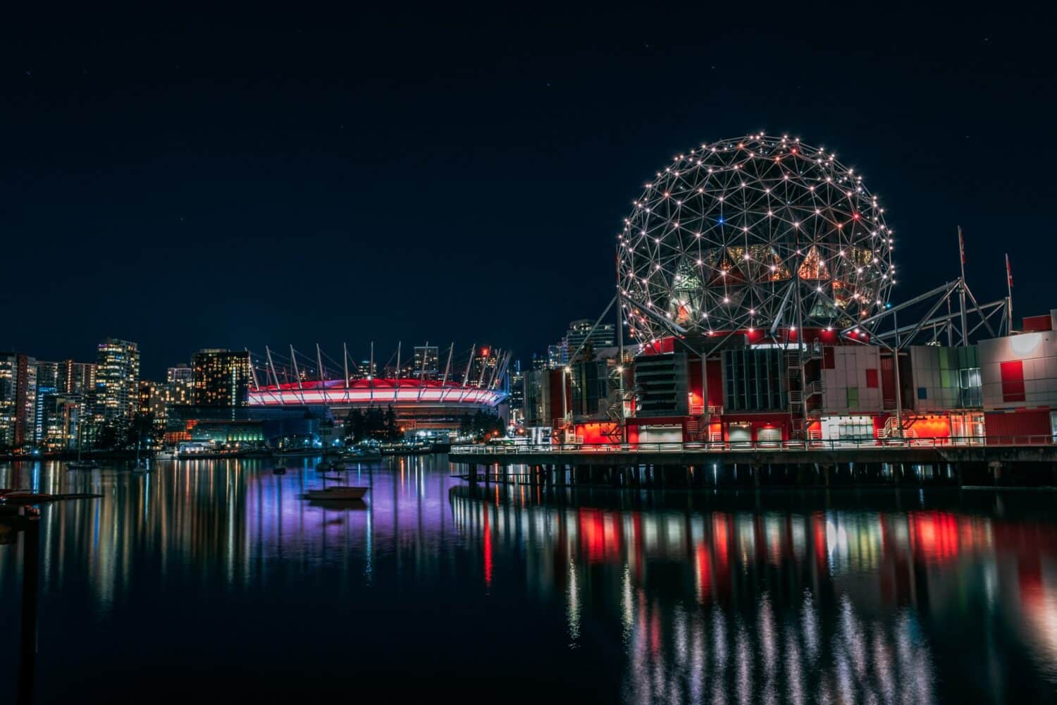 https://www.discovercanadatours.com/wp-content/uploads/2022/07/aditya-chinchure-2yN10KHNTzM-unsplash-scaled-e1659049782120.jpg