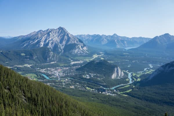 https://www.discovercanadatours.com/wp-content/uploads/2022/07/©DCT-LisanneSmeele-BanffGondola-Summer-600x400.jpg