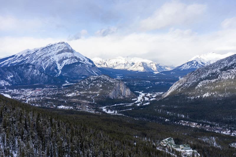 https://www.discovercanadatours.com/wp-content/uploads/2022/07/©DCT-LisanneSmeele-BanffGondolaView.jpg