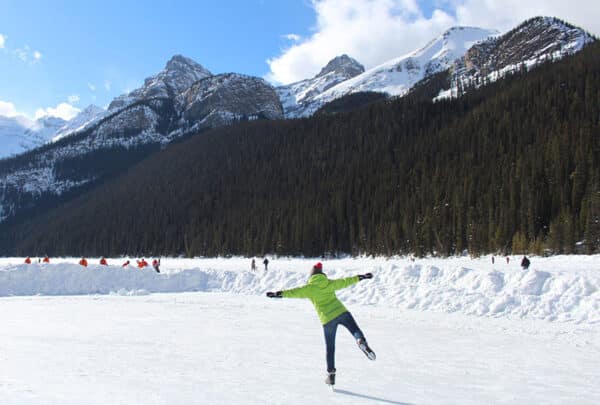 https://www.discovercanadatours.com/wp-content/uploads/2022/07/©DCT-LisanneSmeele-IceSkating-LakeLouise-600x405.jpg
