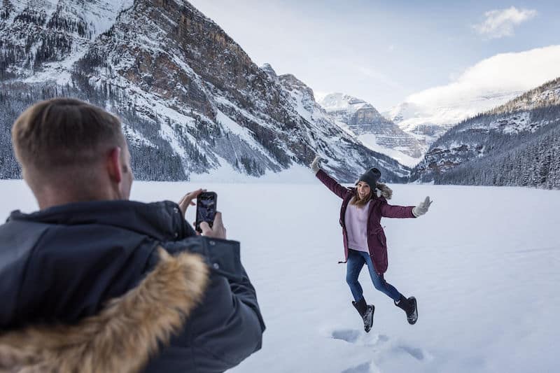 https://www.discovercanadatours.com/wp-content/uploads/2022/07/©FairmontChateauLakeLouise-NoelHendrickson-WinterRockies.jpg