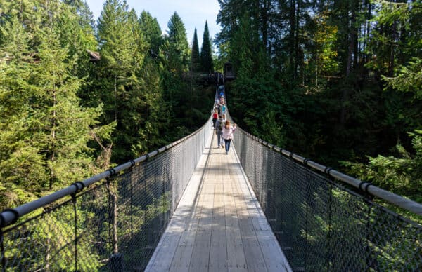 https://www.discovercanadatours.com/wp-content/uploads/2022/07/©Lisanne_Smeele_Capilano_Suspension_Bridge-3-scaled-e1657753438139-600x388.jpg