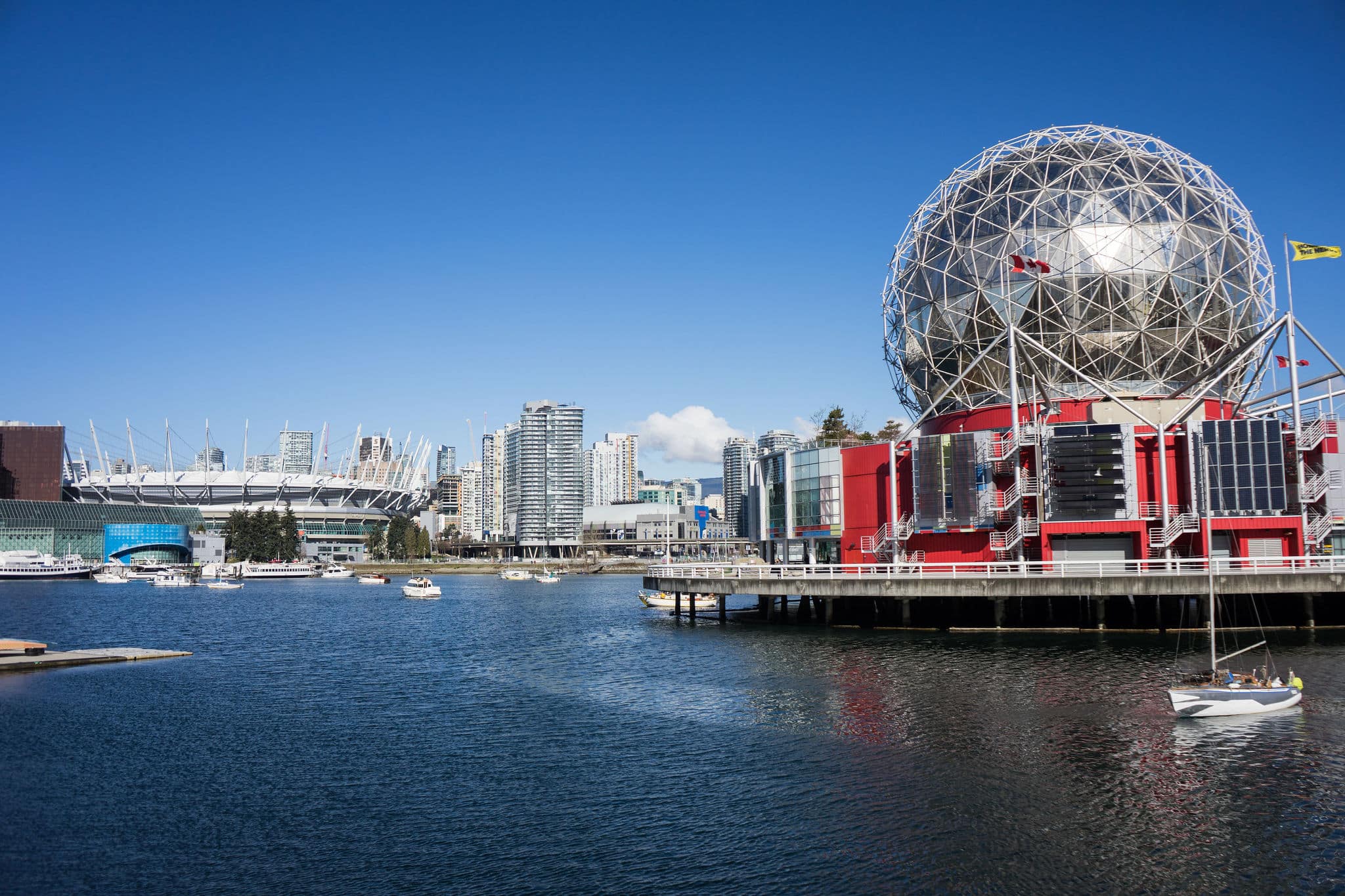 https://www.discovercanadatours.com/wp-content/uploads/2022/07/©Lisanne_Smeele_False_Creek_Vancouver_Science_World.jpg