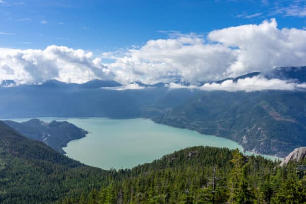 https://www.discovercanadatours.com/wp-content/uploads/2022/07/©Lisanne_Smeele_Sea_to_Sky_Gondola-2-600x400.jpg