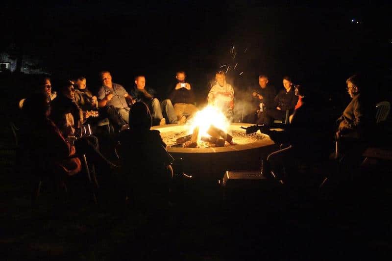 https://www.discovercanadatours.com/wp-content/uploads/2022/07/©SouthThomsonInn-Okanagan-Firepit.jpg