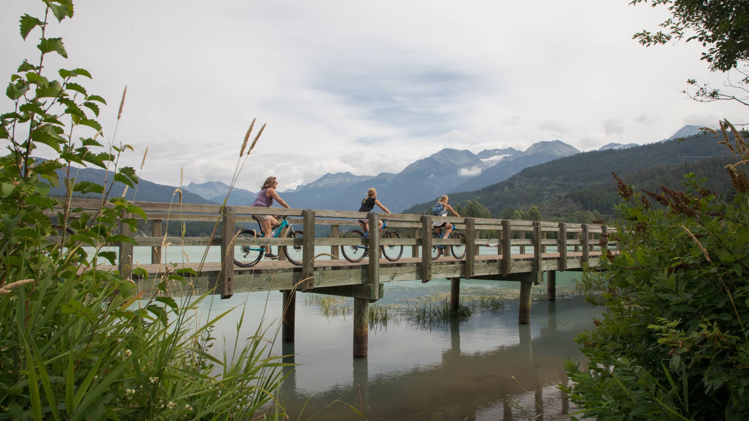 https://www.discovercanadatours.com/wp-content/uploads/2022/10/0H9A7980-scaled.jpg