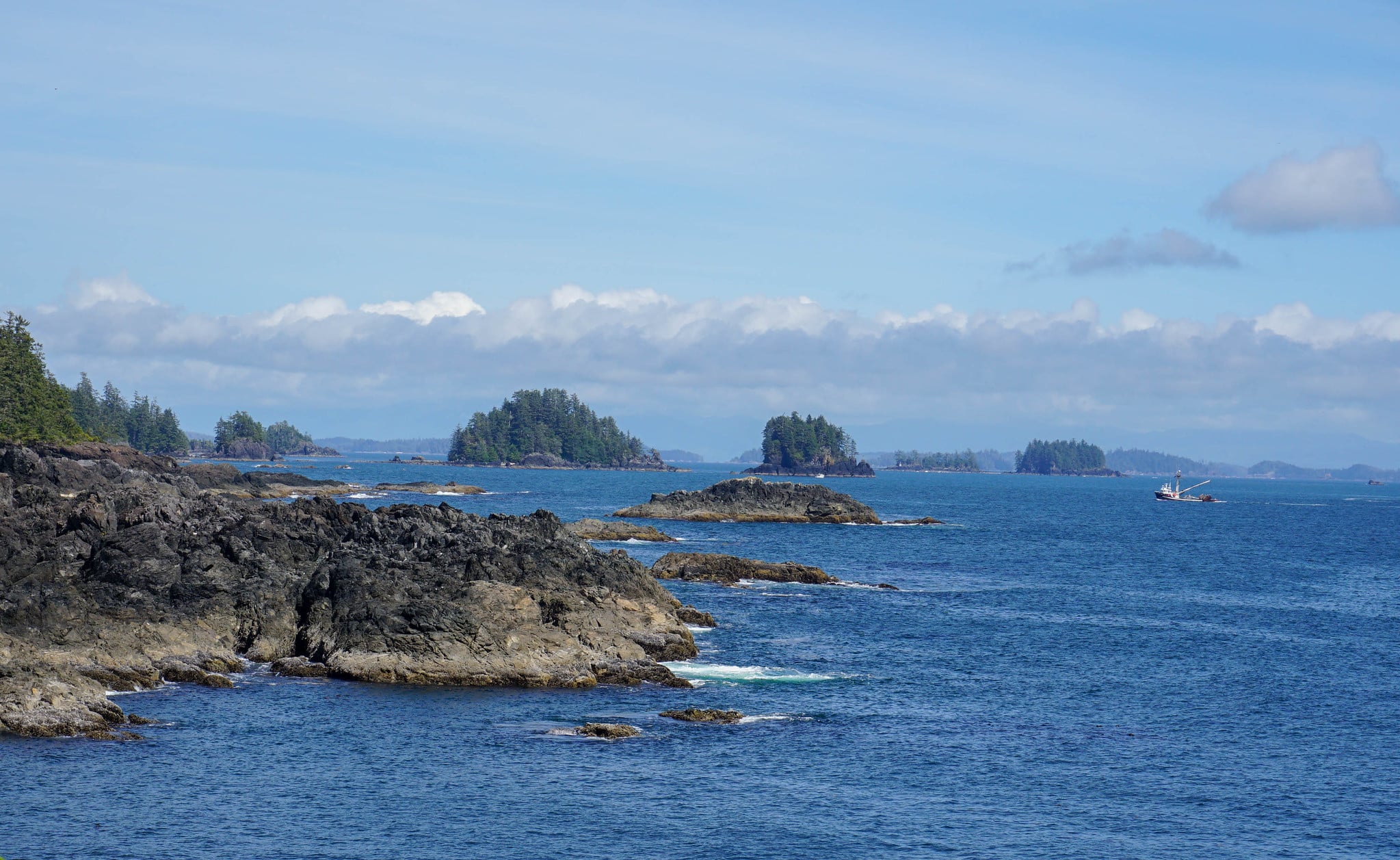 https://www.discovercanadatours.com/wp-content/uploads/2022/10/@paul_besson_.jpg