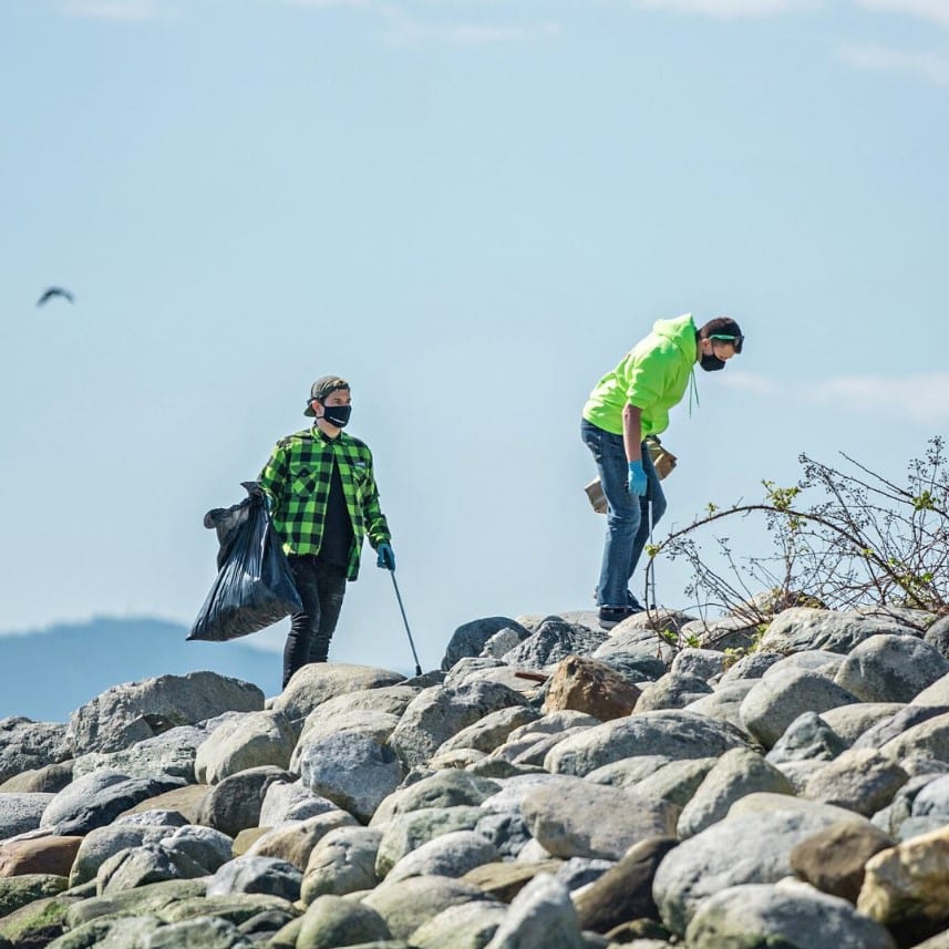 https://www.discovercanadatours.com/wp-content/uploads/2022/10/Beach-Clean-UP.jpg