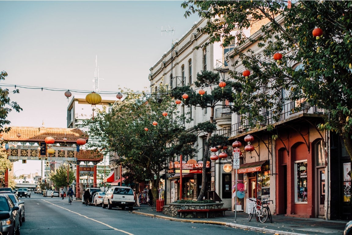 https://www.discovercanadatours.com/wp-content/uploads/2022/10/China_town_destinationbc_tanyagoehring.jpg