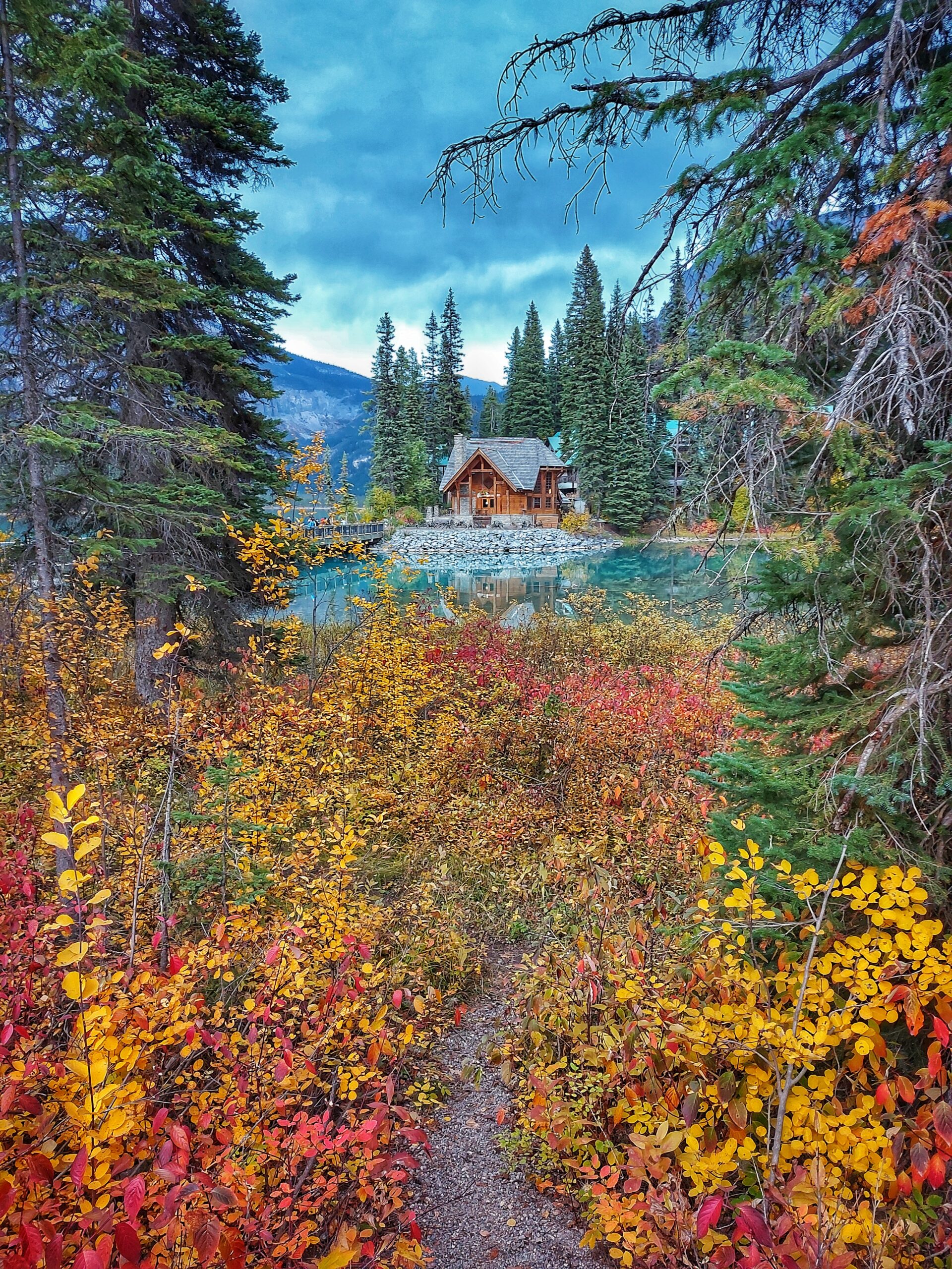 https://www.discovercanadatours.com/wp-content/uploads/2022/10/Emerald_Lake_14-scaled.jpeg