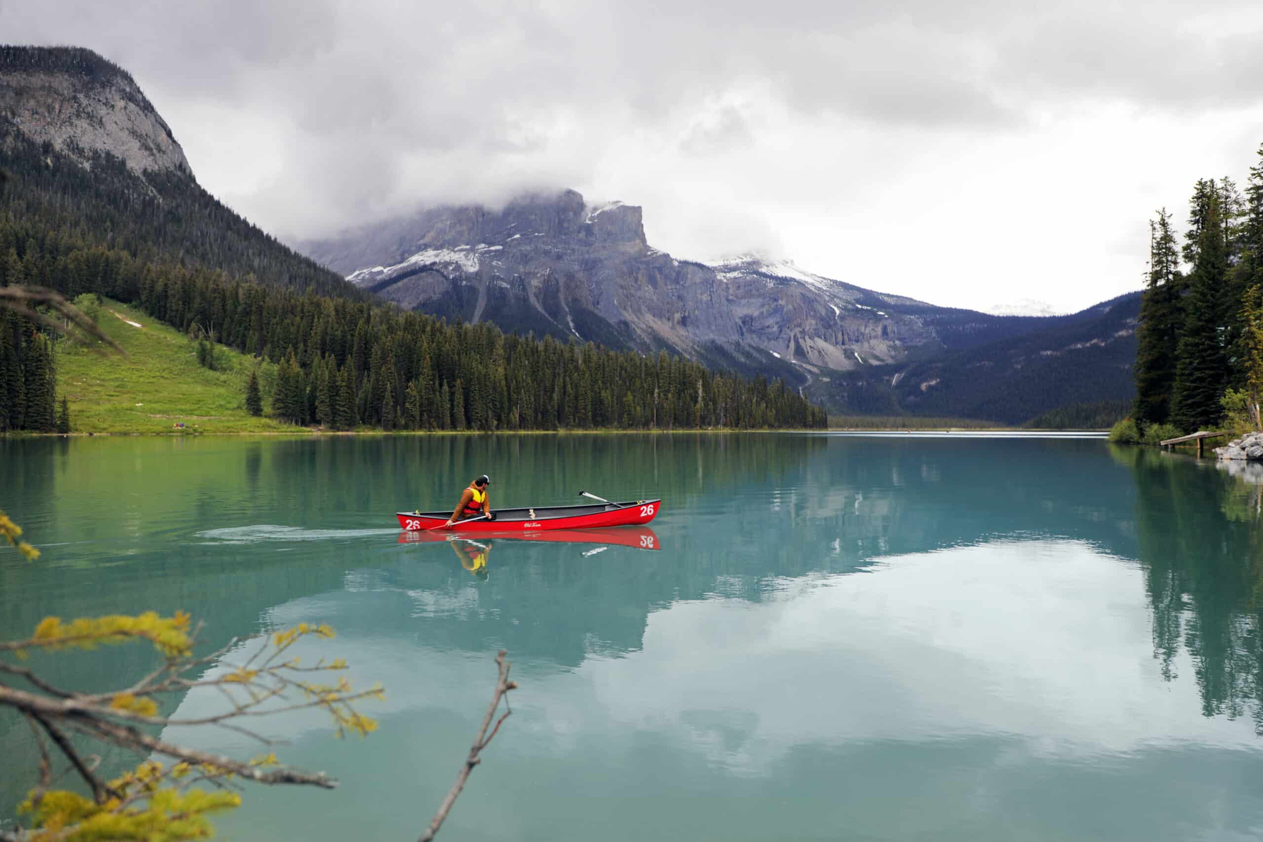 https://www.discovercanadatours.com/wp-content/uploads/2022/10/Emerald_Lake_15-scaled.jpg