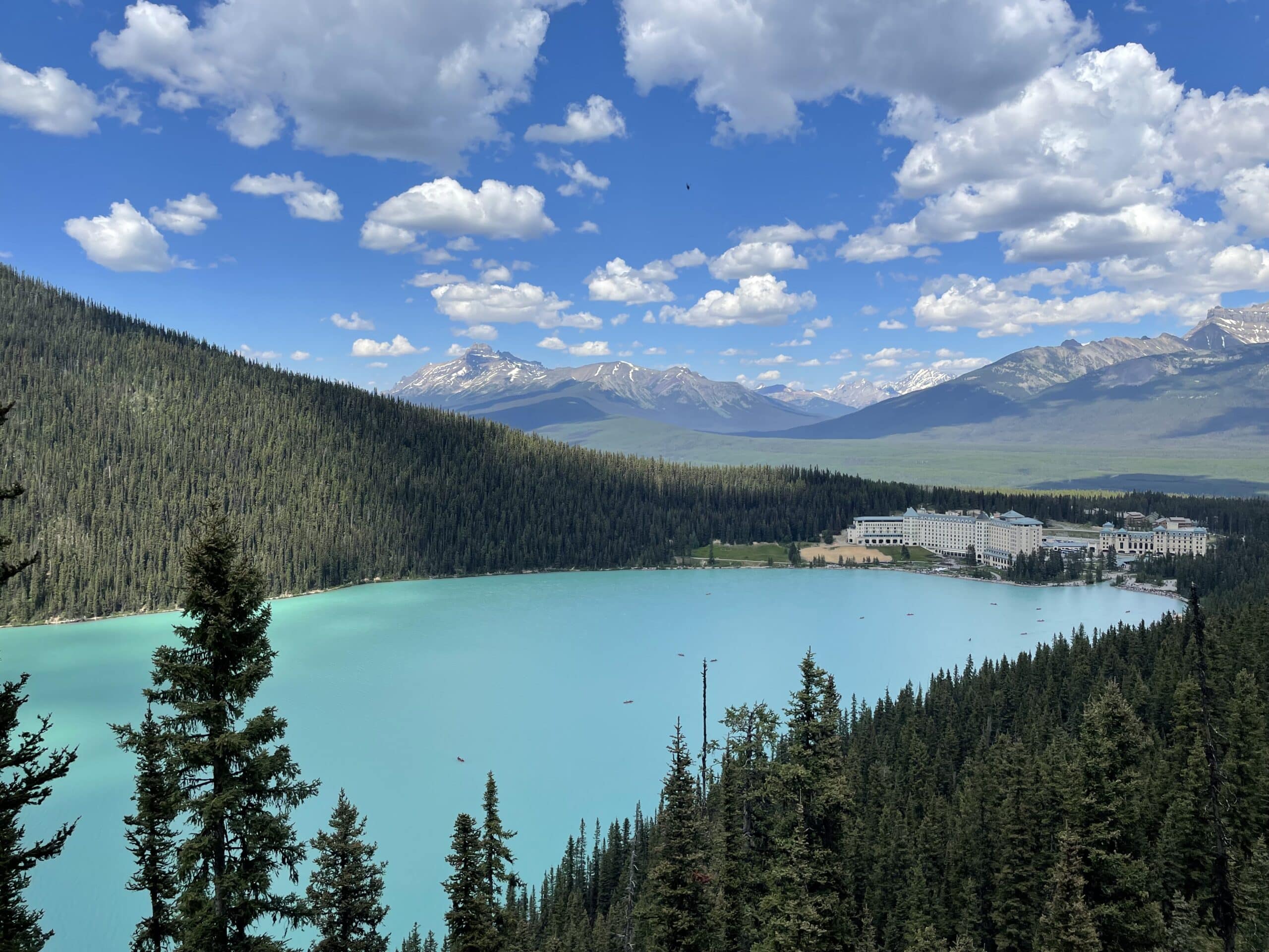 https://www.discovercanadatours.com/wp-content/uploads/2022/10/LakeLouise2-scaled.jpg
