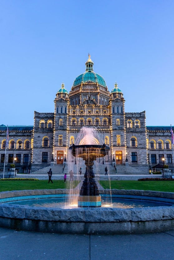 https://www.discovercanadatours.com/wp-content/uploads/2022/10/Lisanne_Smeele_Parliament_Building_Lights.jpg