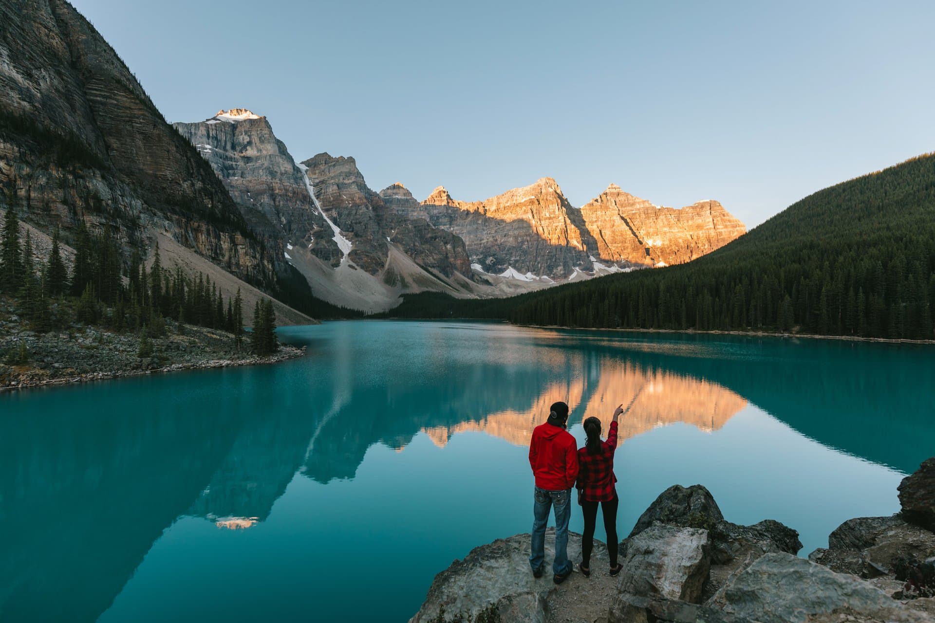 https://www.discovercanadatours.com/wp-content/uploads/2022/10/MoraineLake_ChrisAmat_Pursuit_BanffLakeLouiseTourism1.jpg