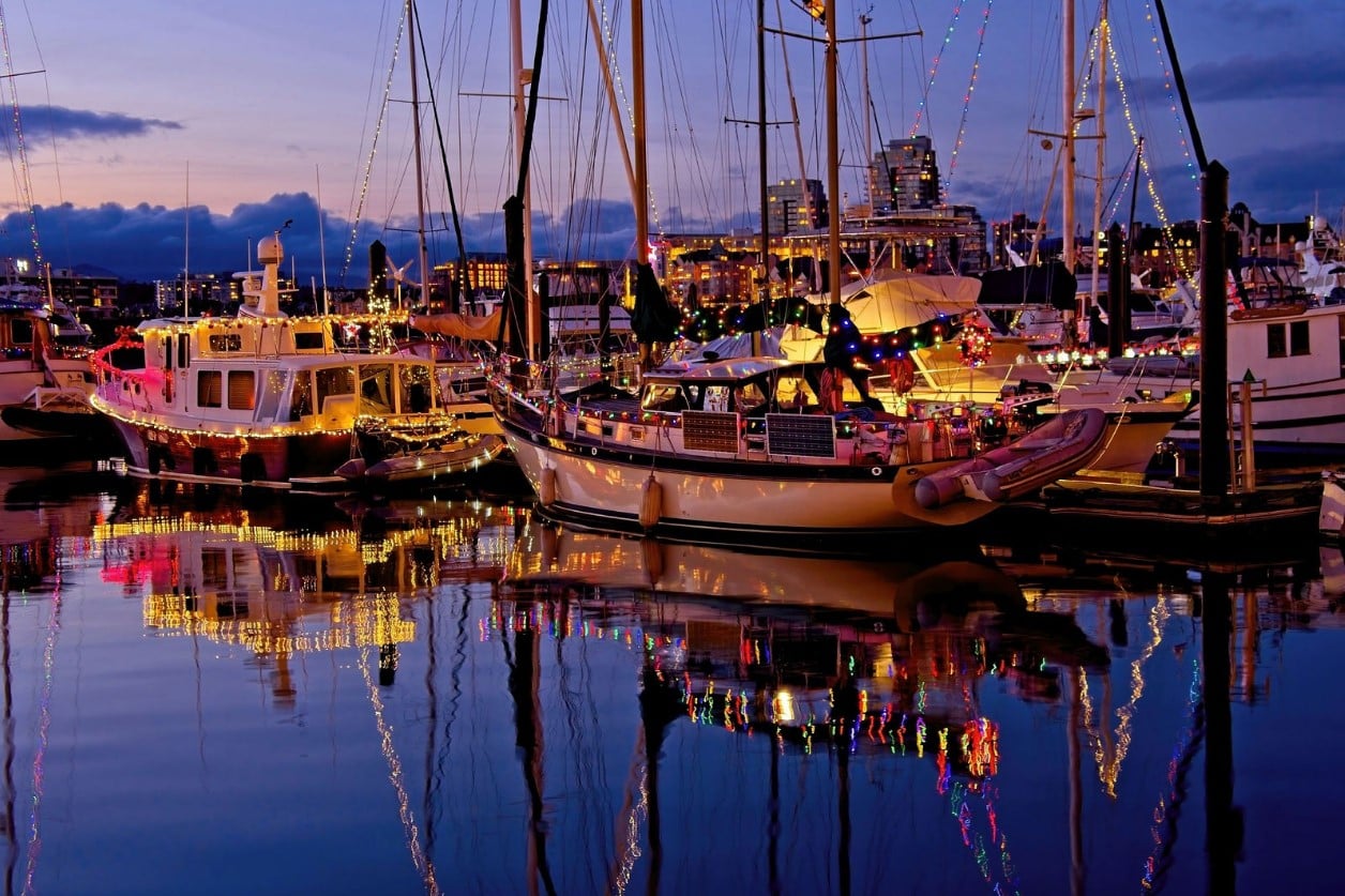 https://www.discovercanadatours.com/wp-content/uploads/2022/10/Victoria_christmas.jpg