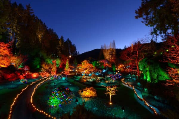 https://www.discovercanadatours.com/wp-content/uploads/2022/10/©TheButchartGardens-HolidayLights-600x400.jpg