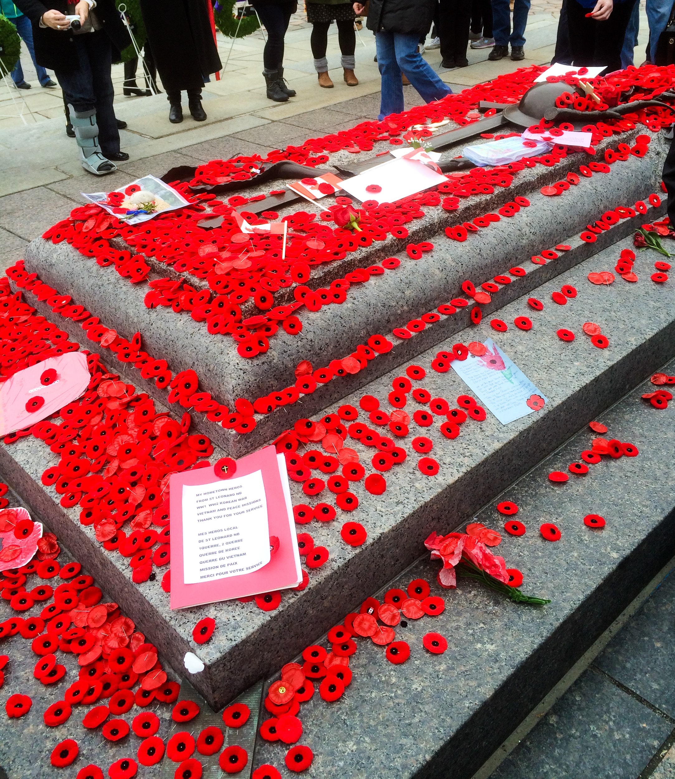 https://www.discovercanadatours.com/wp-content/uploads/2022/11/The_tomb_of_an_unknown_Soldier_Imagy_by_Alison_and_Fil_via_Flickr.jpg