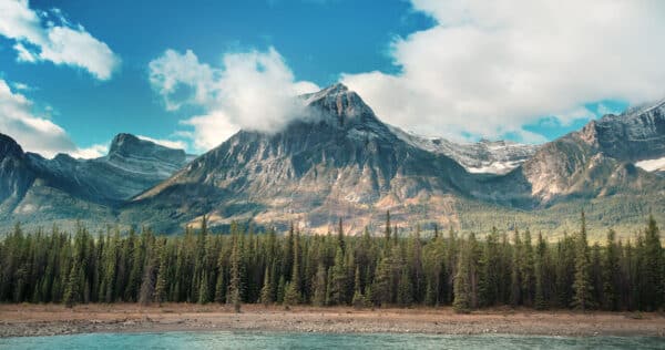 https://www.discovercanadatours.com/wp-content/uploads/2022/11/WesternCanadaPremiumSummerTour61-600x316.jpg
