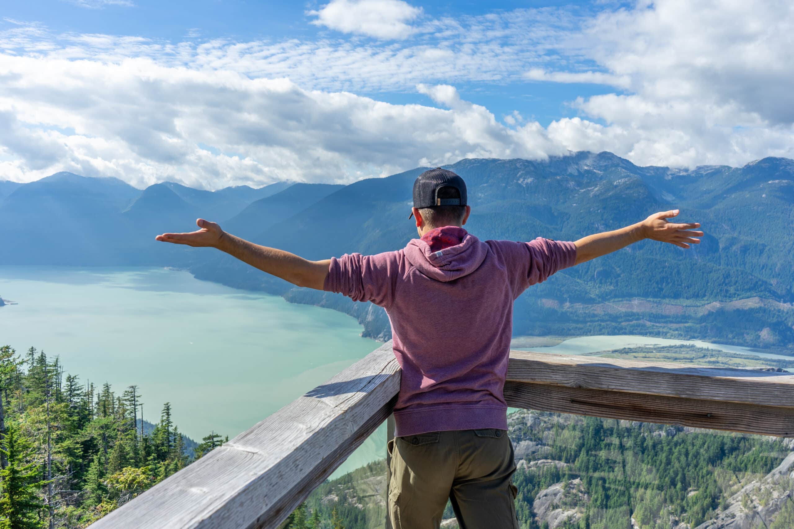 https://www.discovercanadatours.com/wp-content/uploads/2022/11/©Lisanne_Smeele_Sea_to_Sky_Gondola-7-scaled.jpg