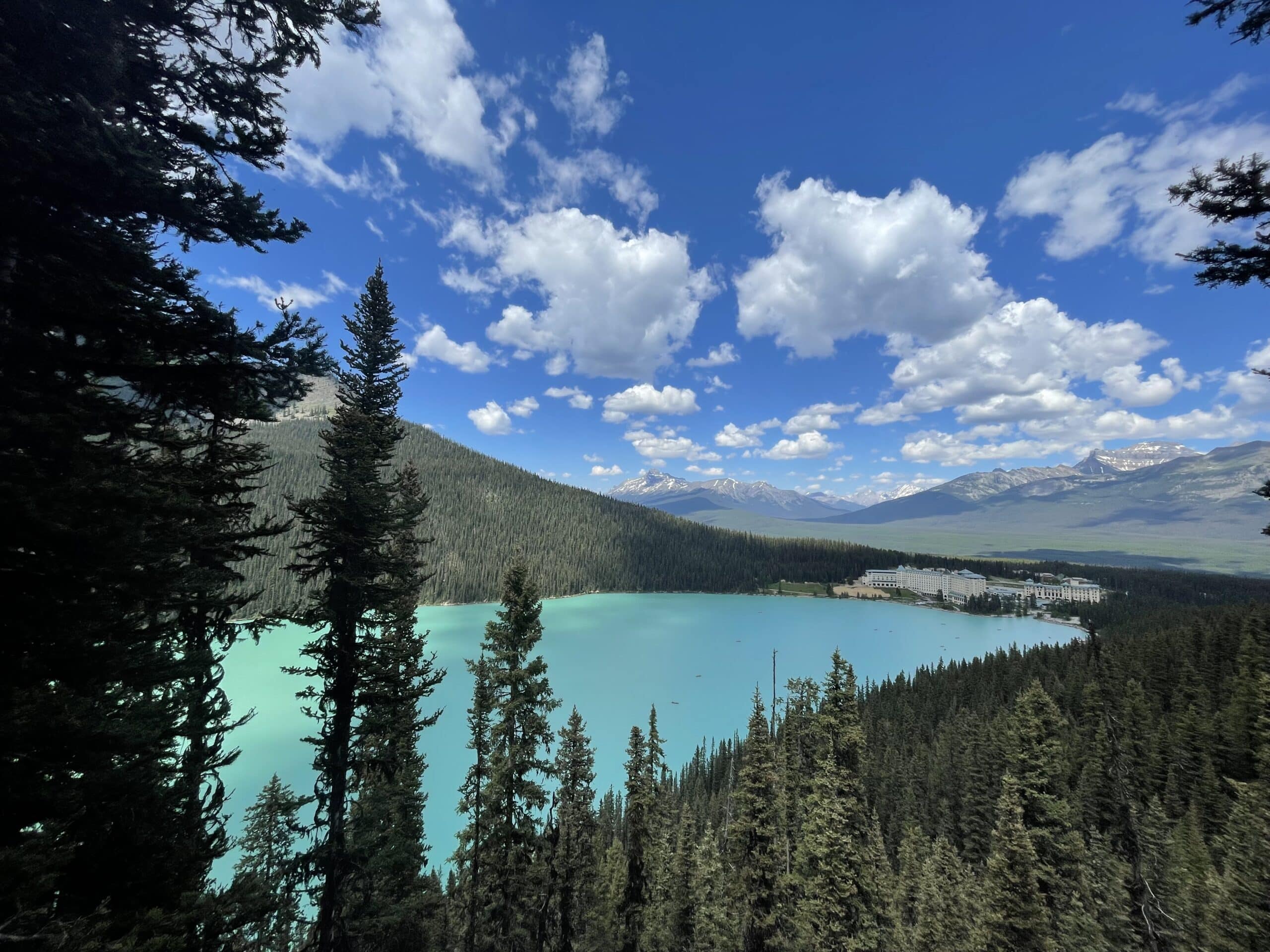 https://www.discovercanadatours.com/wp-content/uploads/2022/12/LakeLouise5-scaled.jpg