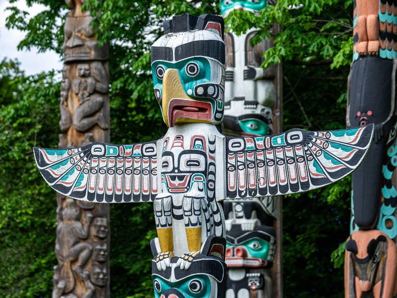 https://www.discovercanadatours.com/wp-content/uploads/2022/12/©DCT-LisanneSmeele-Totems-StanleyPark-Vancouver.jpg
