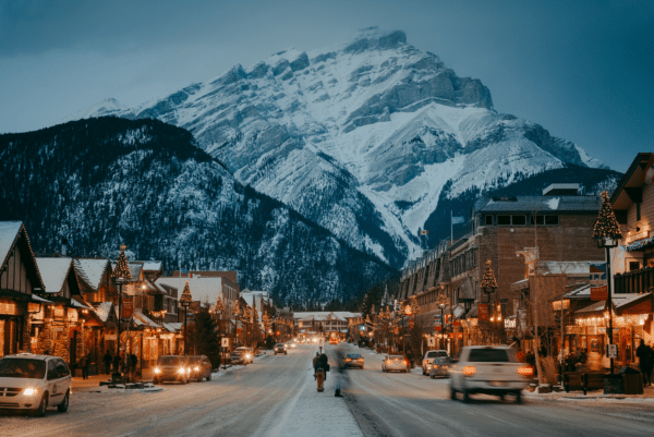 https://www.discovercanadatours.com/wp-content/uploads/2022/12/©TravelAlberta-Banff-WinterHolidays-600x401.png