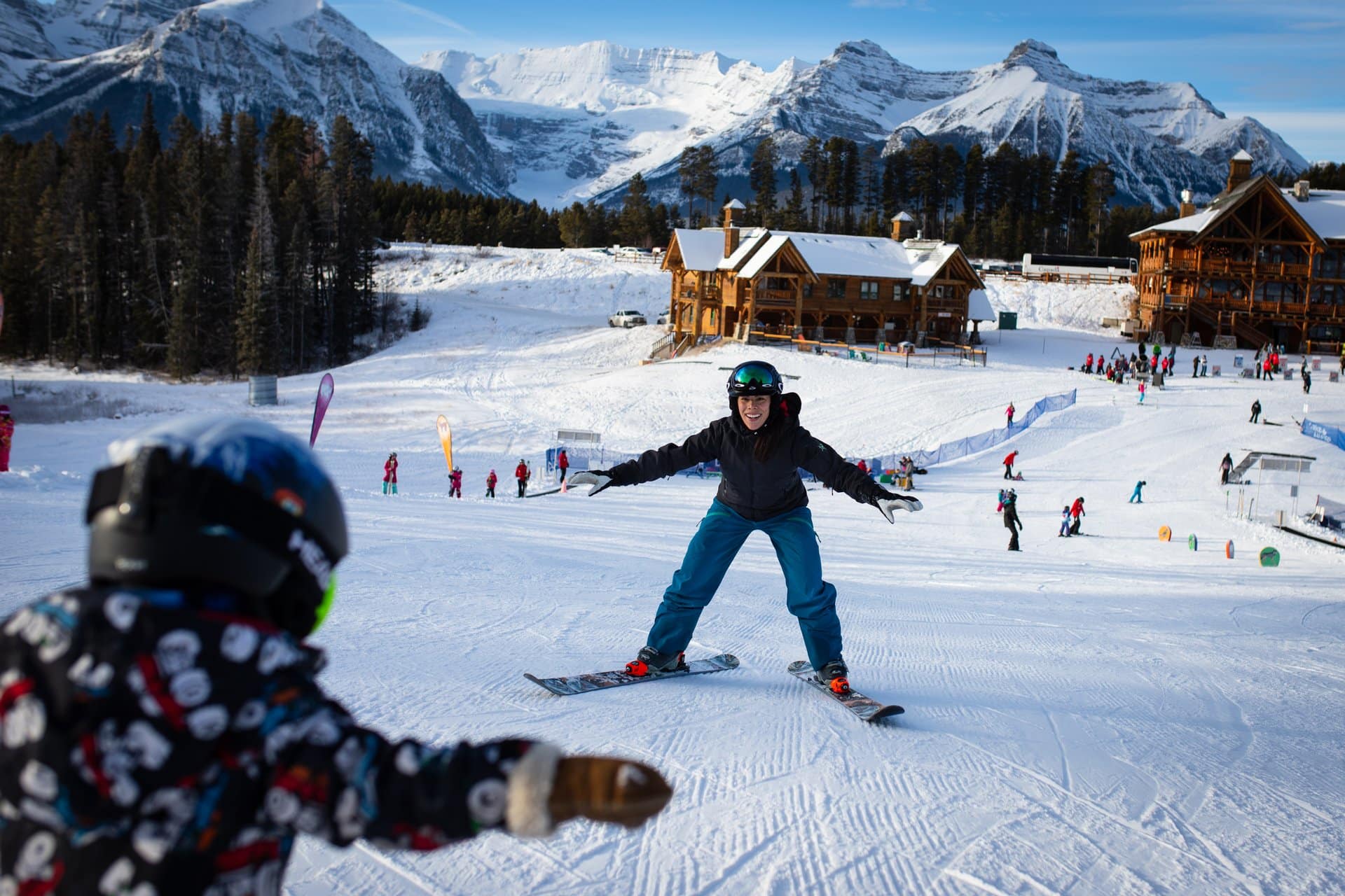 https://www.discovercanadatours.com/wp-content/uploads/2023/01/BanffLLTourism__LakeLouise_DevaanIngraham_Horizontal_002-large.jpg