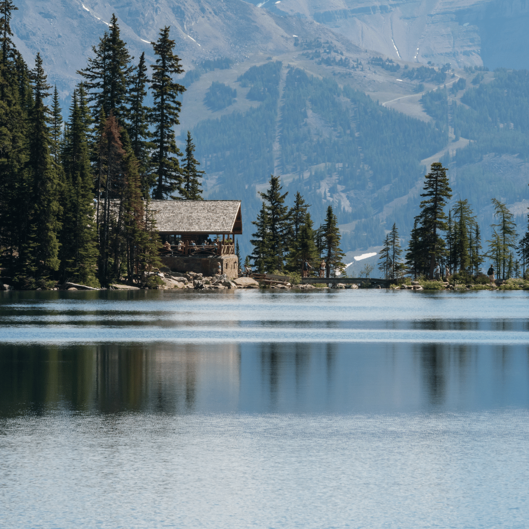 https://www.discovercanadatours.com/wp-content/uploads/2023/02/Lake_Agnes_Treehouse_Canva.png