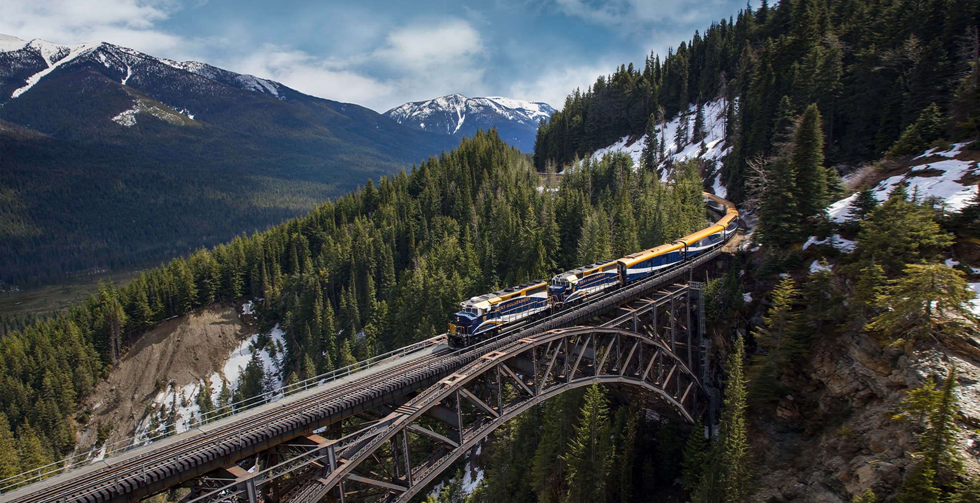 https://www.discovercanadatours.com/wp-content/uploads/2023/05/DCT-header-Rocky-Mountaineer-2000x1026-1.jpg