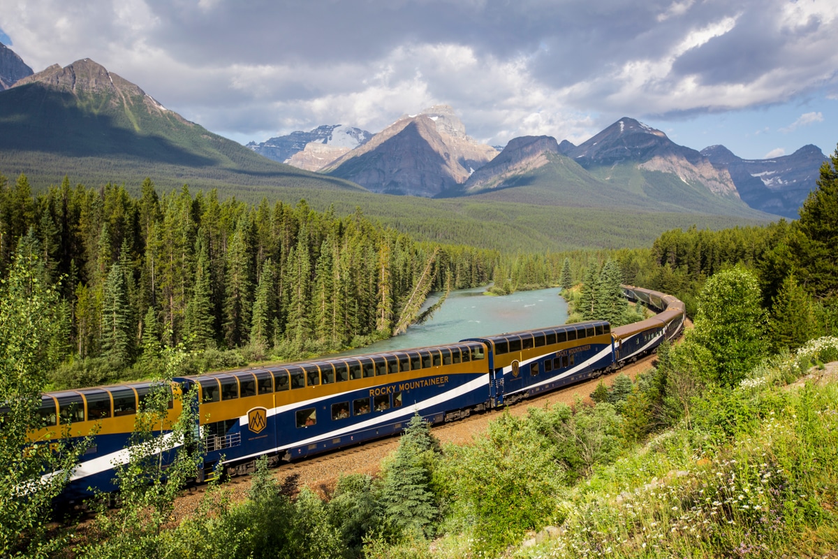 https://www.discovercanadatours.com/wp-content/uploads/2023/05/RM18_Morants3_Train-Exterior©Rocky-Mountaineer_72-1.jpg