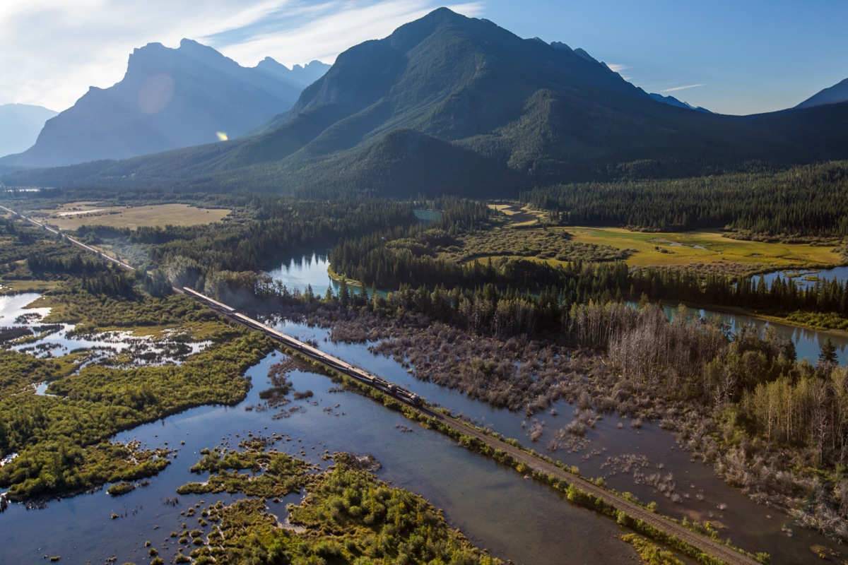 https://www.discovercanadatours.com/wp-content/uploads/2023/05/RM_FPW_Vermilion_Train_4_NH_2016©Rocky-Mountaineer_72-1.jpg